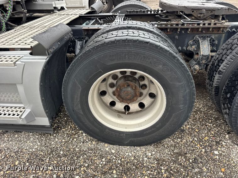 image for item EF2239 2015 Volvo VNL semi truck