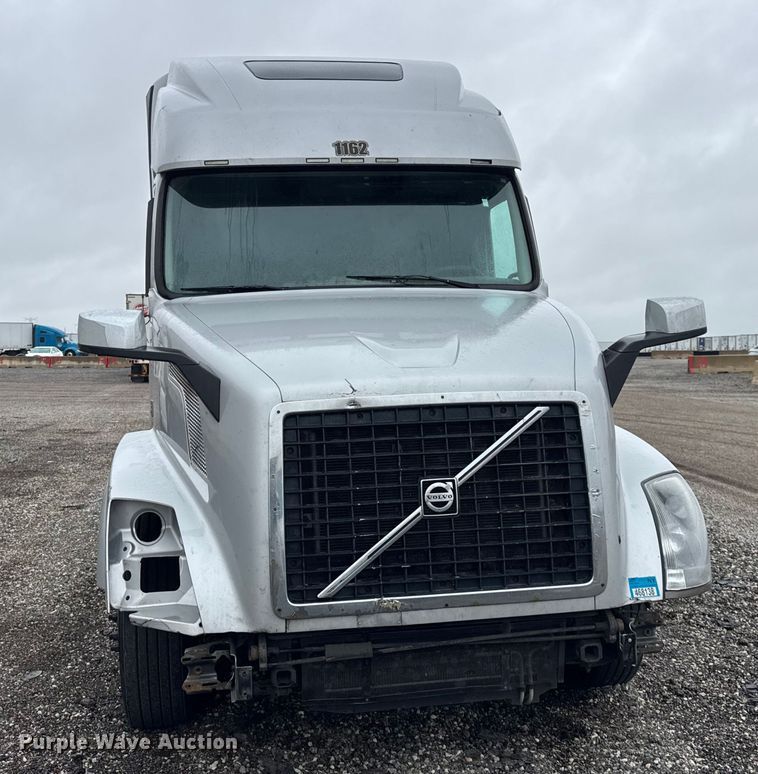 image for item EF2240 2015 Volvo VNL semi truck