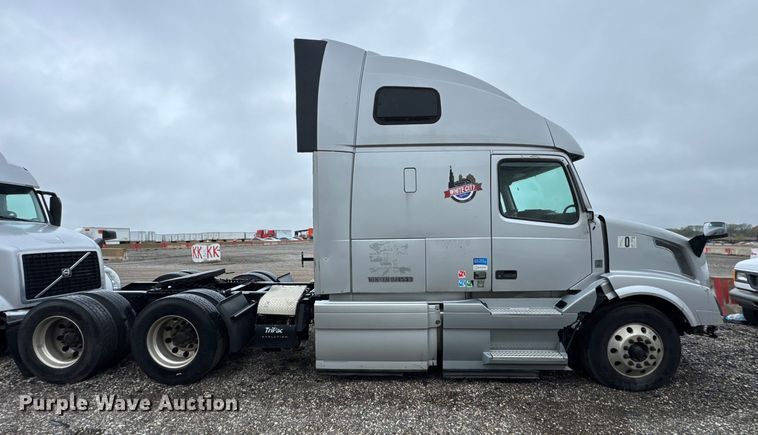 image for item EF2240 2015 Volvo VNL semi truck