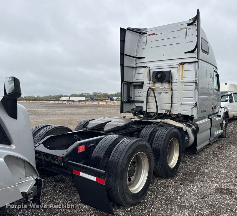 image for item EF2240 2015 Volvo VNL semi truck