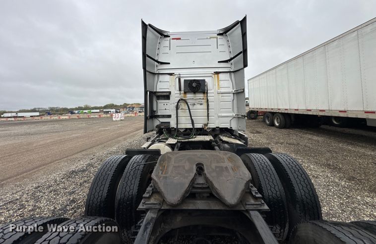 image for item EF2240 2015 Volvo VNL semi truck