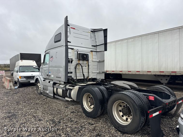 image for item EF2240 2015 Volvo VNL semi truck