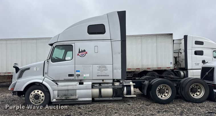 image for item EF2240 2015 Volvo VNL semi truck