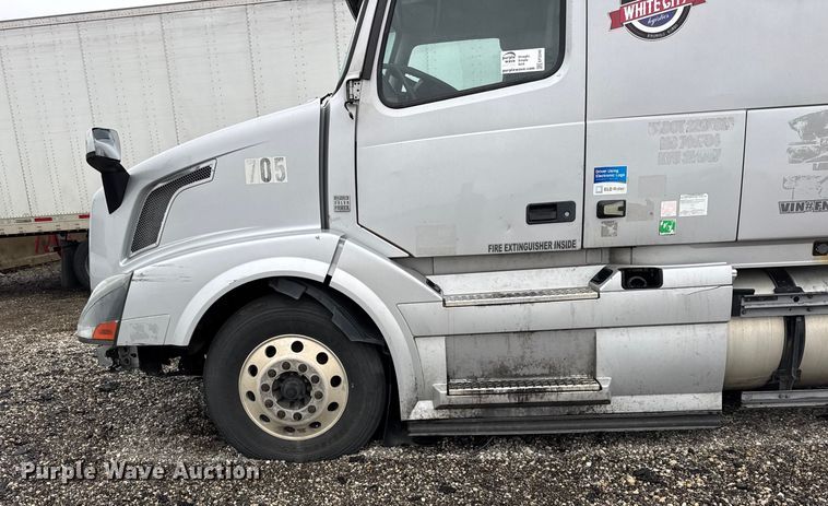 image for item EF2240 2015 Volvo VNL semi truck