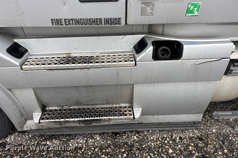 image for item EF2240 2015 Volvo VNL semi truck