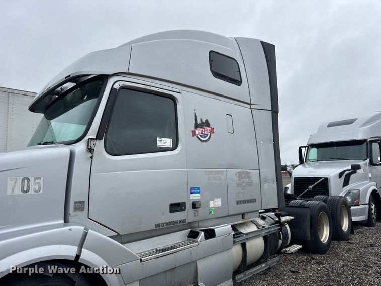 image for item EF2240 2015 Volvo VNL semi truck