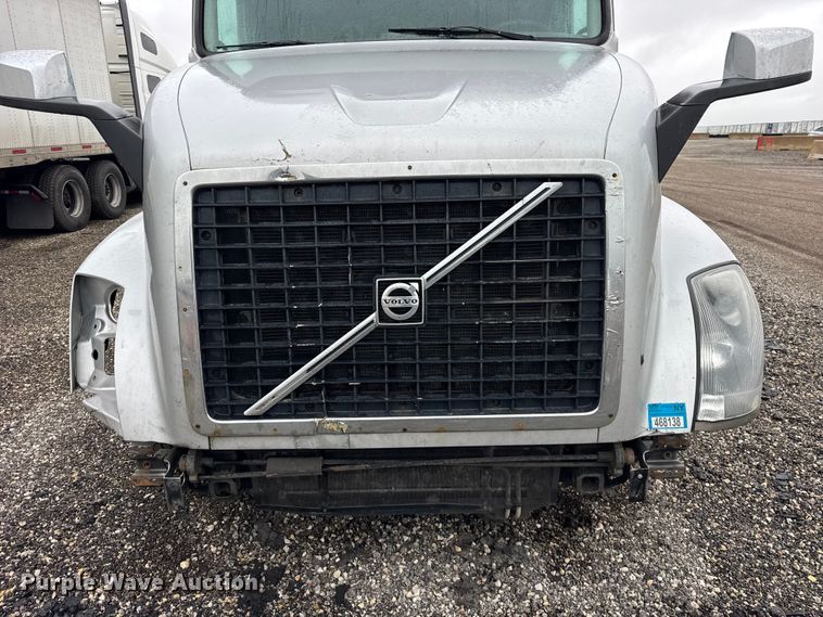image for item EF2240 2015 Volvo VNL semi truck