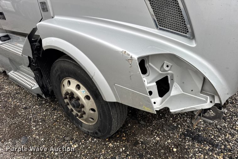 image for item EF2240 2015 Volvo VNL semi truck