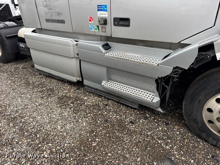 image for item EF2240 2015 Volvo VNL semi truck