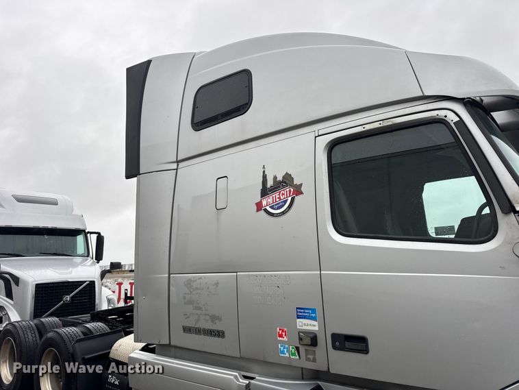 image for item EF2240 2015 Volvo VNL semi truck