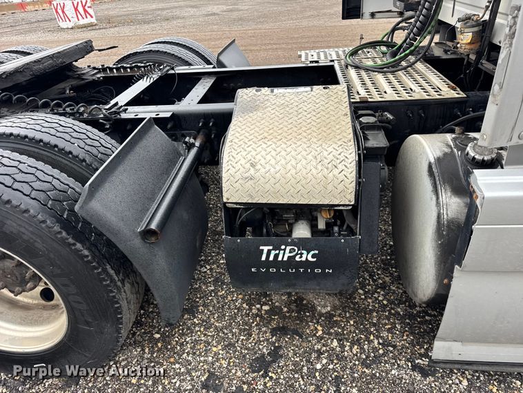 image for item EF2240 2015 Volvo VNL semi truck