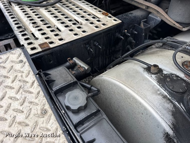 image for item EF2240 2015 Volvo VNL semi truck