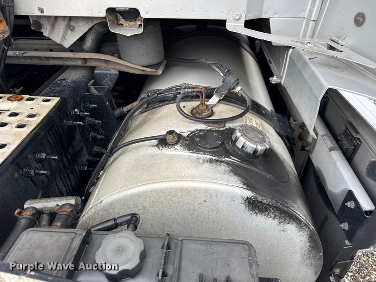 image for item EF2240 2015 Volvo VNL semi truck