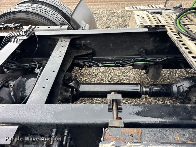 image for item EF2240 2015 Volvo VNL semi truck