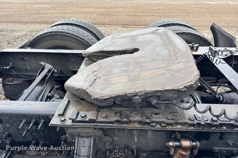 image for item EF2240 2015 Volvo VNL semi truck