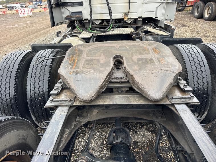 image for item EF2240 2015 Volvo VNL semi truck