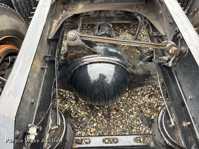 image for item EF2240 2015 Volvo VNL semi truck