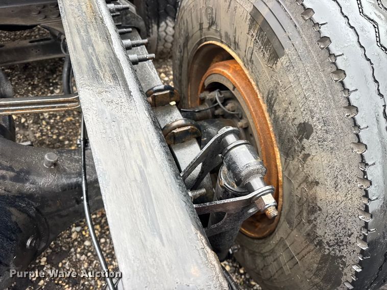 image for item EF2240 2015 Volvo VNL semi truck