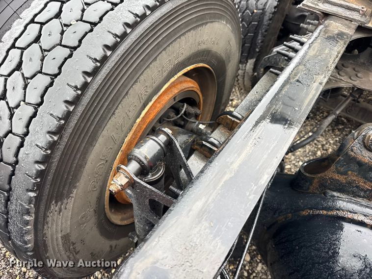 image for item EF2240 2015 Volvo VNL semi truck