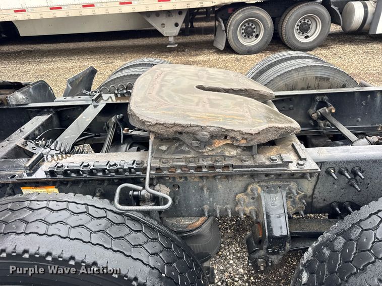 image for item EF2240 2015 Volvo VNL semi truck