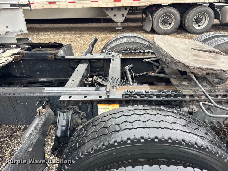 image for item EF2240 2015 Volvo VNL semi truck