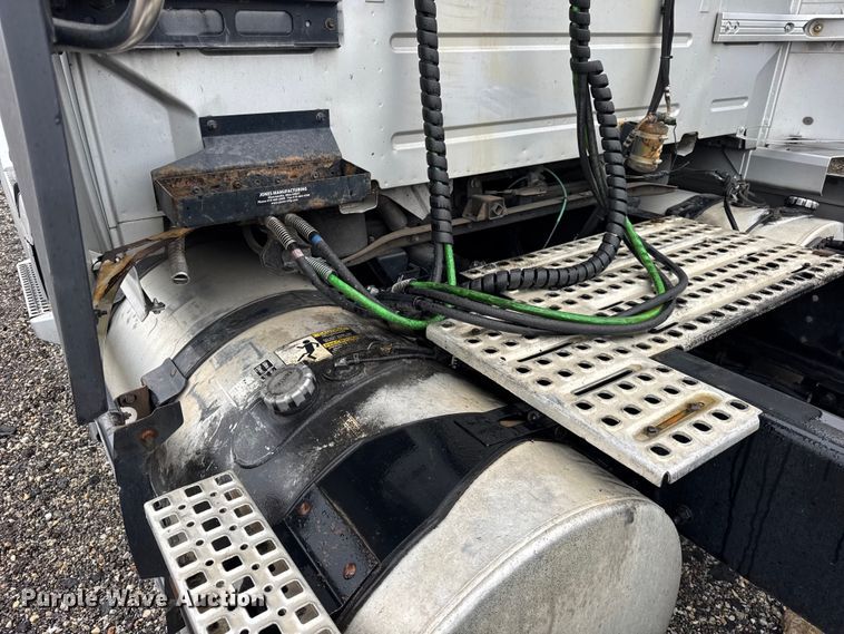 image for item EF2240 2015 Volvo VNL semi truck