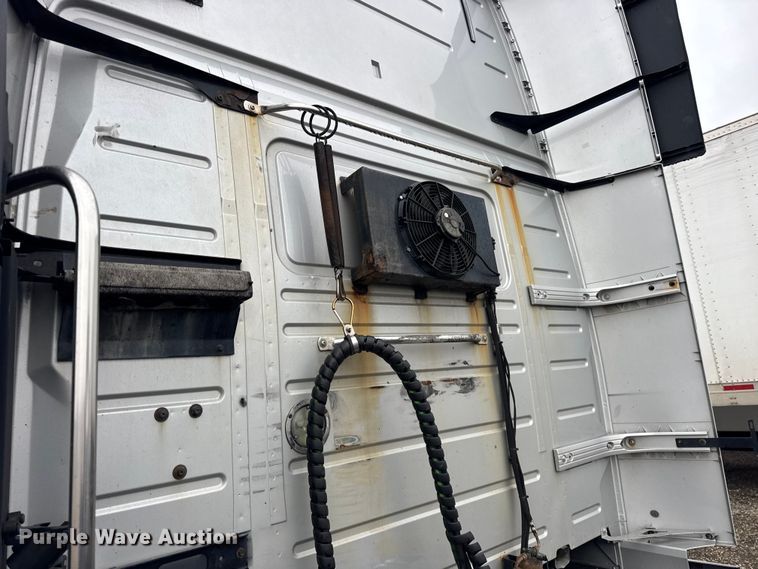 image for item EF2240 2015 Volvo VNL semi truck