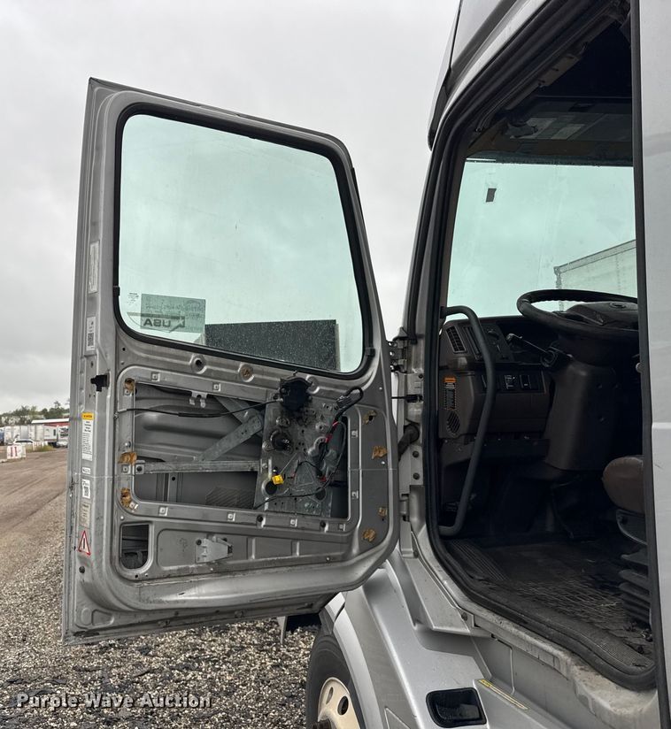 image for item EF2240 2015 Volvo VNL semi truck