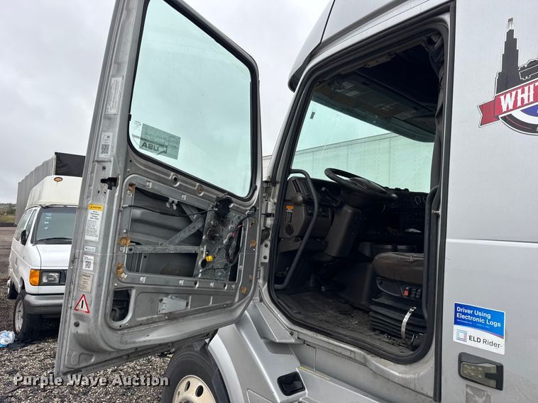 image for item EF2240 2015 Volvo VNL semi truck