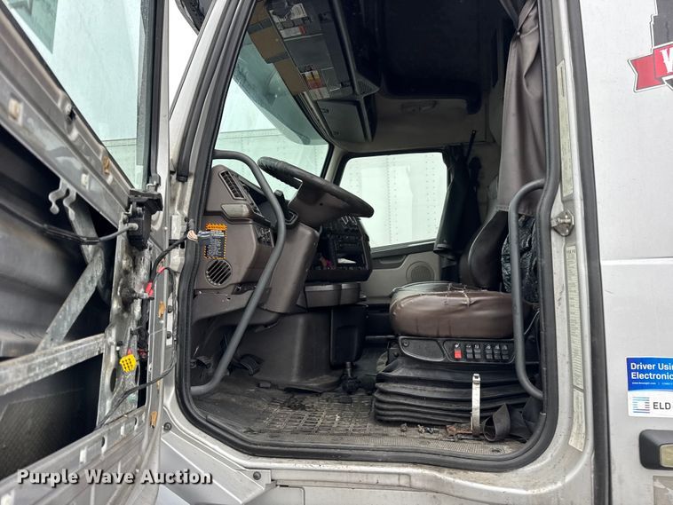 image for item EF2240 2015 Volvo VNL semi truck