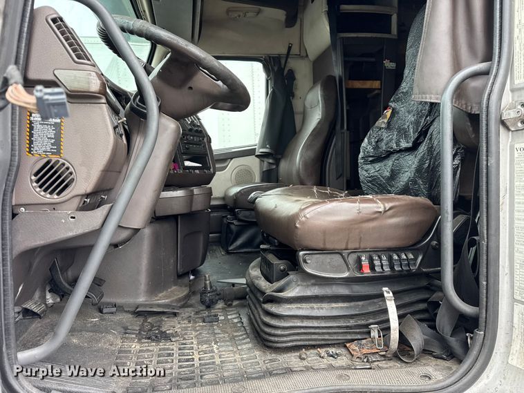 image for item EF2240 2015 Volvo VNL semi truck