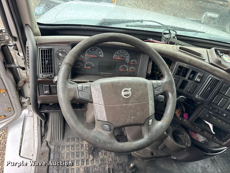 image for item EF2240 2015 Volvo VNL semi truck