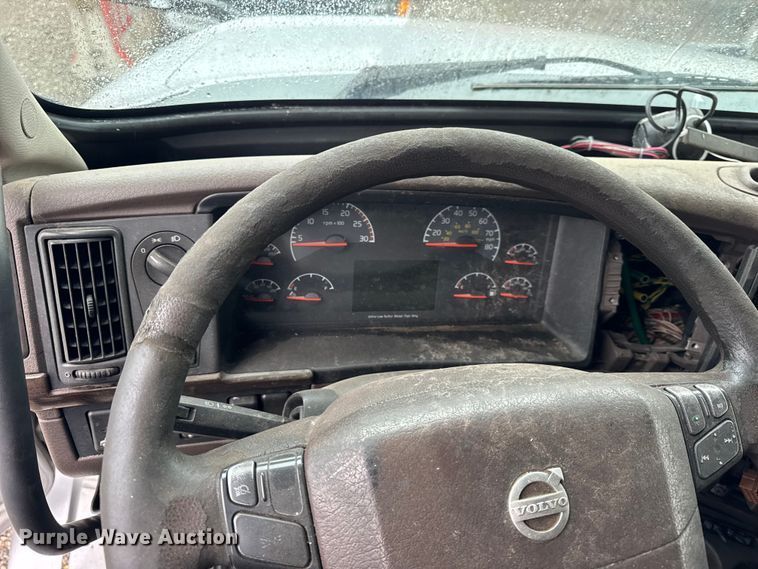 image for item EF2240 2015 Volvo VNL semi truck