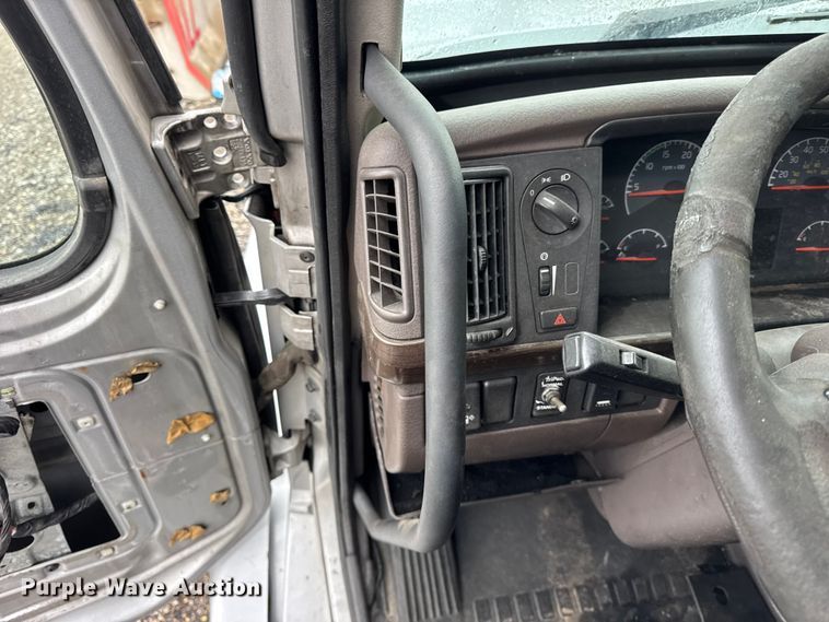 image for item EF2240 2015 Volvo VNL semi truck