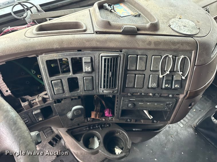 image for item EF2240 2015 Volvo VNL semi truck