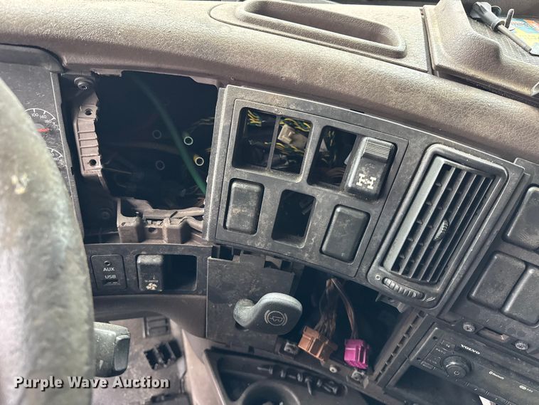 image for item EF2240 2015 Volvo VNL semi truck