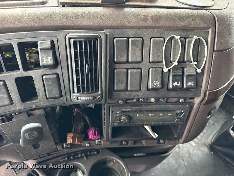 image for item EF2240 2015 Volvo VNL semi truck