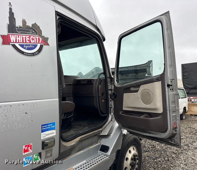 image for item EF2240 2015 Volvo VNL semi truck