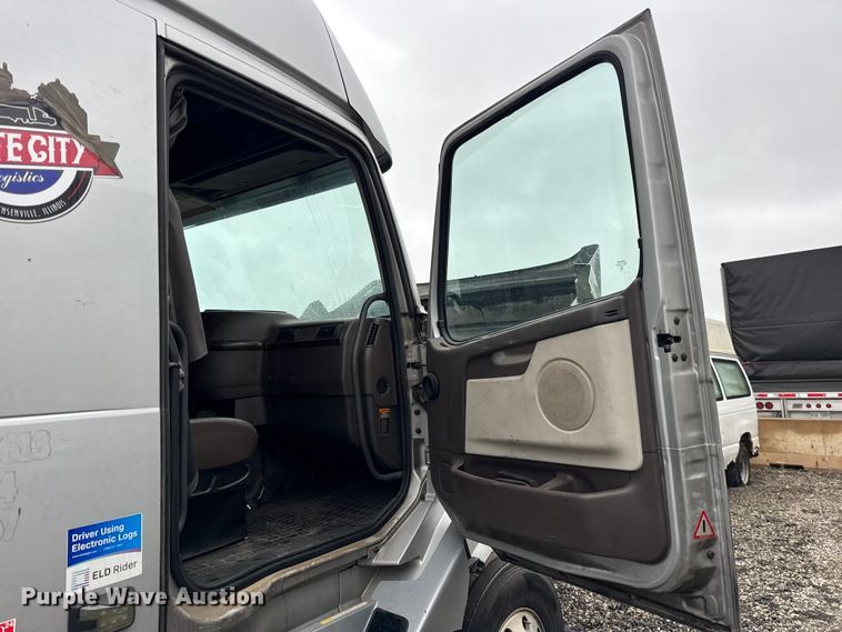 image for item EF2240 2015 Volvo VNL semi truck