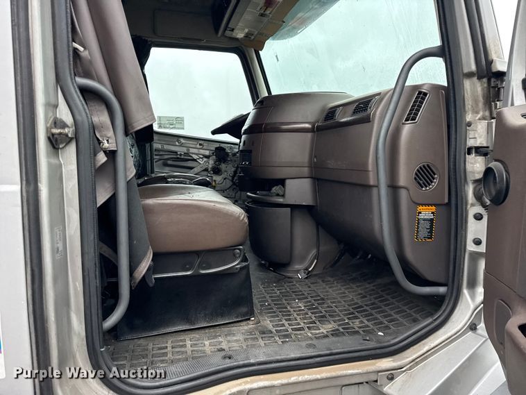 image for item EF2240 2015 Volvo VNL semi truck