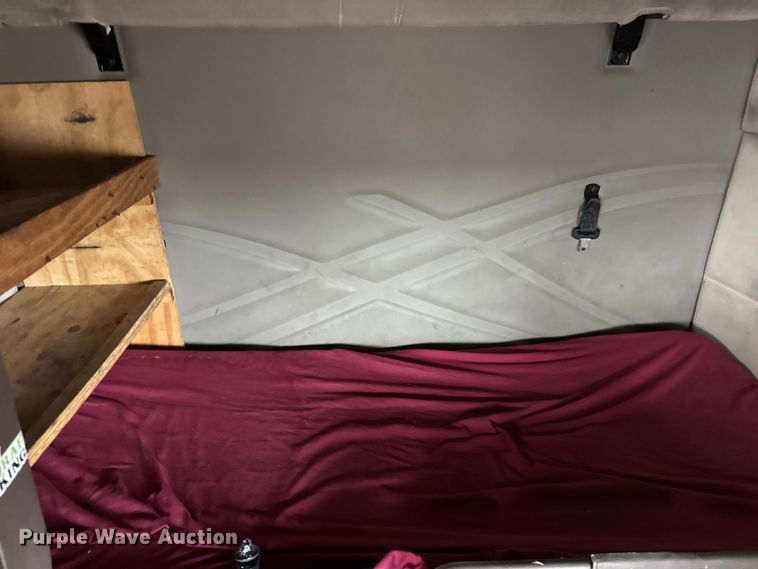 image for item EF2240 2015 Volvo VNL semi truck