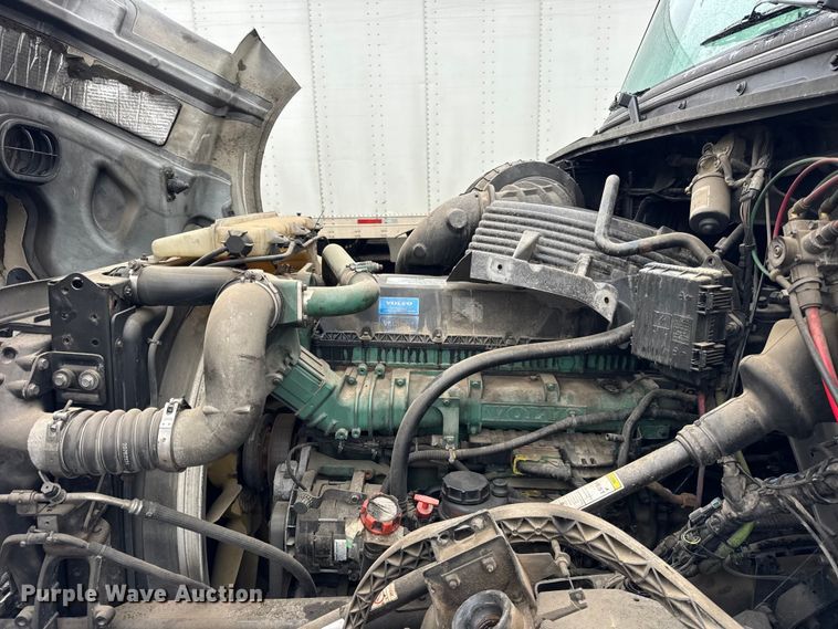 image for item EF2240 2015 Volvo VNL semi truck