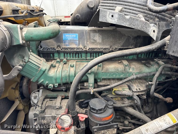 image for item EF2240 2015 Volvo VNL semi truck