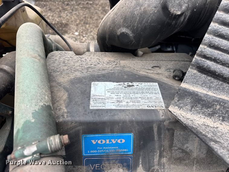 image for item EF2240 2015 Volvo VNL semi truck