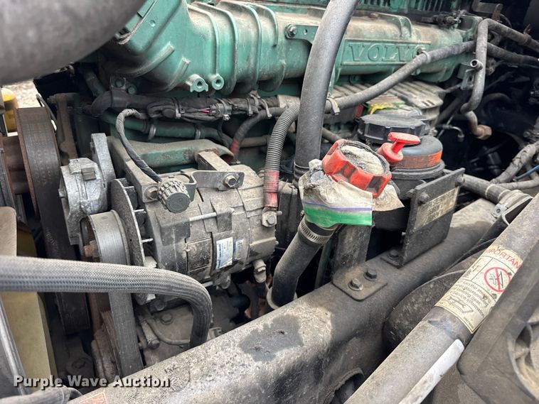 image for item EF2240 2015 Volvo VNL semi truck