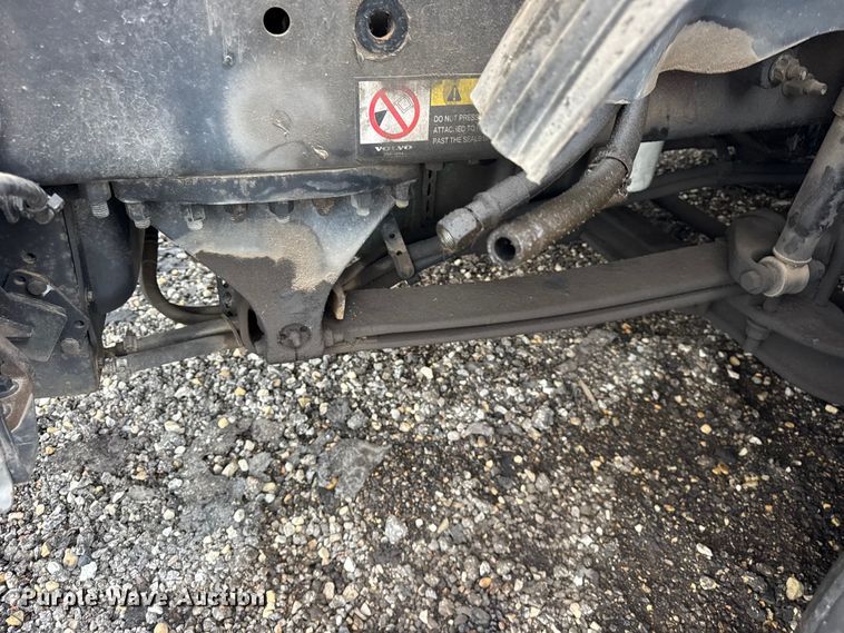 image for item EF2240 2015 Volvo VNL semi truck