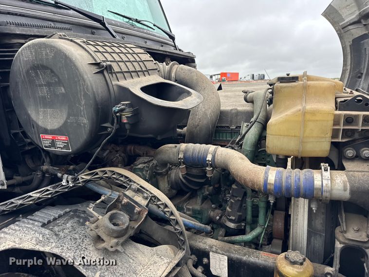 image for item EF2240 2015 Volvo VNL semi truck