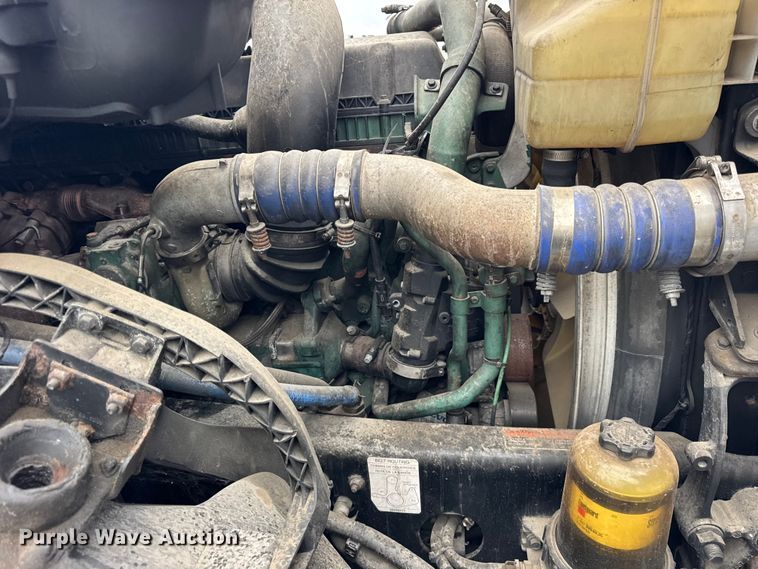 image for item EF2240 2015 Volvo VNL semi truck