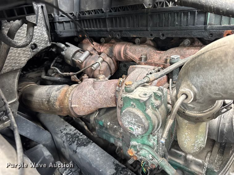 image for item EF2240 2015 Volvo VNL semi truck