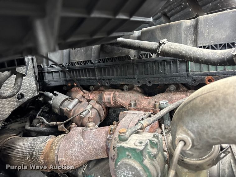 image for item EF2240 2015 Volvo VNL semi truck